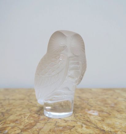 null LALIQUE France
Moulded pressed crystal owl, engraved signature under the base...