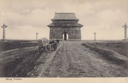 null 
CHINE. Ensemble 83 cartes postales, la majorité de Péking.
 Album in-12 à l'italienne,...