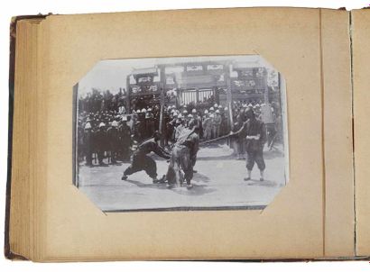 null 
«RÉVOLUTION CHINOISE 1911 HANKEOU E.P.R.» 79 photos.
 Album in-8 à l'italienne,...