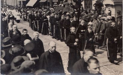 null 
BRUGES : Procession du Saint Sang. 35 cartes postales.

