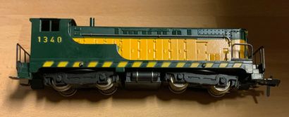 null 
[FLEISCHMANN HO - #1340 Chicago & North Western Diesel Locomotive。

无字，以黄色...