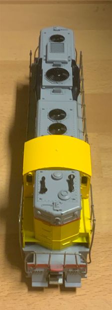 null 
[柴油机车 ATHEARN HO - 3154联合太平洋GP9 #130柴油机车。

在原来的盒子里（没有泡沫，盖子上贴着小标签）。耦合器丢失。没有...
