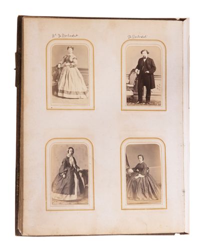 null 
杜邦, Ghémar frères, Géruzet...- 199张内阁大小的比利时家庭成员的肖像画。
19世纪末四开本相册，310 x 230毫米，复古棕色懊恼（装订损坏，扣子丢失）。

这些照片被放置在一个窗口下。其他摄影师包括埃德-维特斯坦（Verviers）、塞萨尔-米特凯维奇、沃尔特-达姆利、阿-普鲁米埃、范-德内斯特。



有几个名字出现在背面或画像上方。Delbruyère，Lannoy夫人和她的女儿Jeanne，Henri...