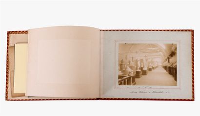 FRAIKIN 
ALEXANDER - "Musée Fraikin" [封面上的标题]。
长方形相册；7张胶印版画（12.5 x 7厘米）完整地粘贴在灰蓝色的纸板上，用红色墨水的交叉花边框住，用钢笔和棕色墨水写上标题，在支撑页的左下方盖有干章...