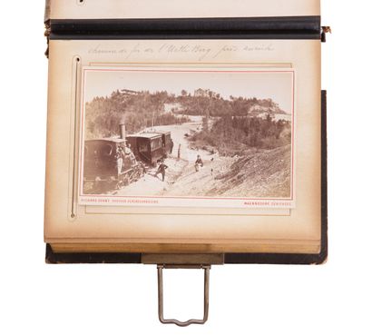 null 
瑞士。由46张瑞士风景和景点的照片组成的相册。
19世纪晚期。220 x 170毫米，棕色懊恼，有边框和扣子（书脊褪色，下颚磨损，头饰撕裂和丢失）。

照片固定在有白色或橙色边缘的原始纸板上，并滑入一个缺口。纸板尺寸：110...