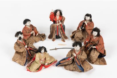 null 
[日本的音乐家们的圆舞曲，在Hina-Matsuri期间使用。
 高度：+/-100毫米。

附上。

- 1个来自另一个系列的皇后娃娃。


- ...