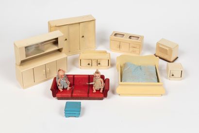 null 
FURNITURE FOR DOLLHOUSES.
 50's.

- 2 round wooden tables.


- 4 deckchairs.


-...
