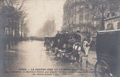 null 
FRANCE : PARIS INONDÉ 1910. Environ 385 cartes postales.
 Réunies dans 2 classeurs...