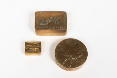 null 
[中国] 一套3个中国铜盒。

- 1个长方形盒子，装饰有传统宫殿。45（长）x 35（宽）x 20毫米。


- 1个圆盒，装饰有一棵盛开的梅花。直径：95毫米。


-...