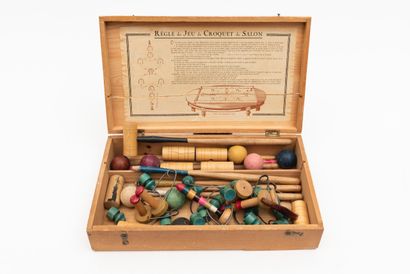 null 
LIVING ROOM CROQUET SET.
 340 x 200 x 70 mm, in its original wooden box (lid...