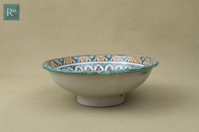 GRAND PLAT (GHOTAR) EN FAÏENCE 
MOROCCO, FES, 18th CENTURY









Large bowl with...