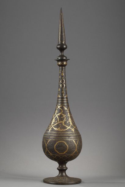 GRAND VASE EN ACIER DAMASQUINÉ D’OR 
IRAN, QAJAR ART, 19th CENTURY









A pear-shaped...