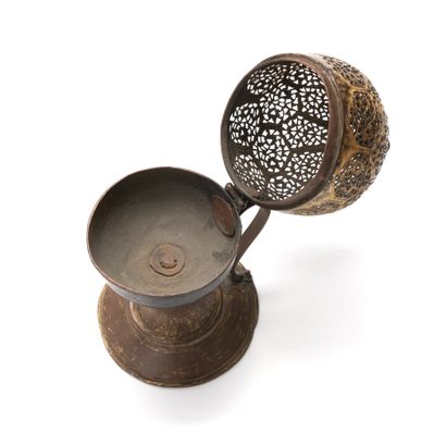 Brûle-parfum en cuivre doré (tombak) ajouré Turquie, art ottoman, XVIIe siècle



De...