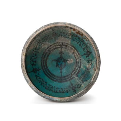 COUPE À DÉCOR ÉPIGRAPHIE NOIR ET TURQUOISE 
Iran, Seljuk art, 13th century









A...