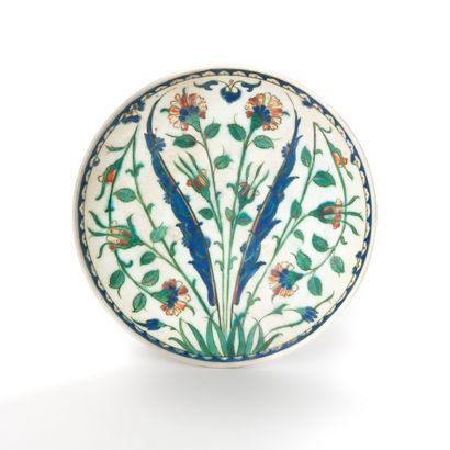Plat d'Iznik Turkey, Iznik, Ottoman art, circa 1575 
 
A siliceous ceramic dish with...
