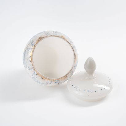 Compotier et son couvercle en opaline blanche Bohemia for the Orient, 19th century



The...