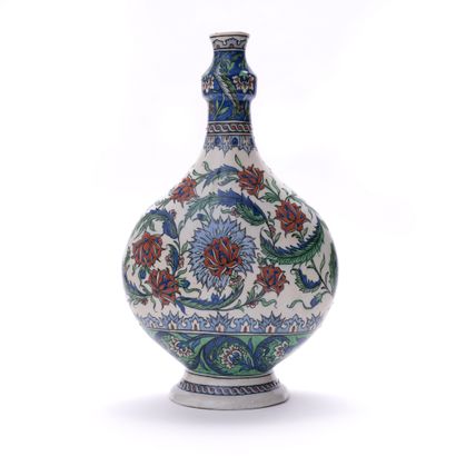 Grand vase bouteille Samson dans le style d'Iznik France, vers 1875



Vase à panse...