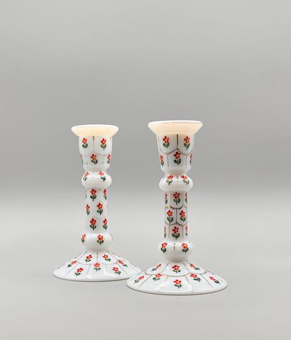 Paire de bougeoirs en opaline blanche à décor floral Turkey, Beykoz, Ottoman art,...
