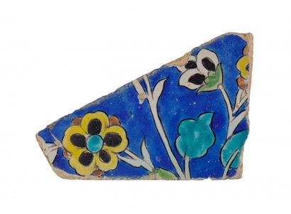 Fragment d'un carreau de revêtement aux fleurettes Iran, Safavid art, 18th century



Element...