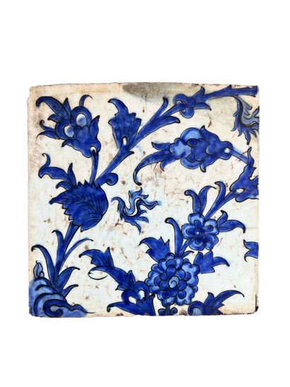 Carreau de revêtement à décor floral bleu de cobalt Iran, Kirman or Mashhad, Safavid...