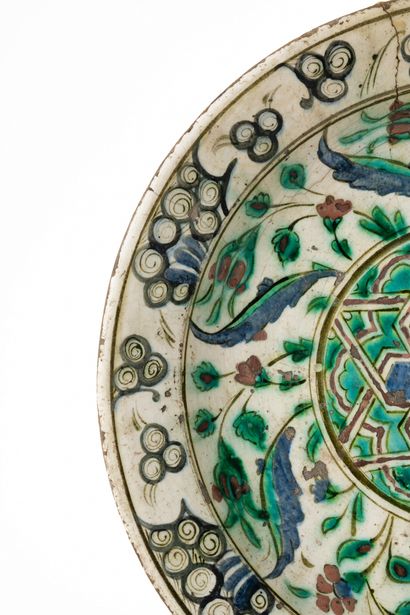 Grand plat d'Iznik à l’étoile rayonnante et palmes saz 
Turquie, Iznik, art ottoman,...