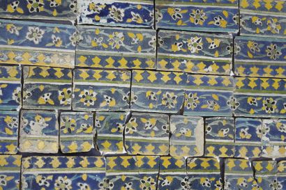 Ensemble de cinquante-trois carreaux de bordure à glaçure bleue Iran, Safavid art,...