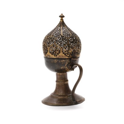Brûle-parfum en cuivre doré (tombak) ajouré Turquie, art ottoman, XVIIe siècle



De...