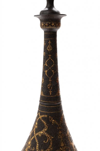 Grand vase en acier damasquiné d’or et son couvercle associé 
Iran, art qajar, XIXe...