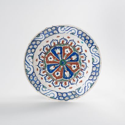 Plat d'Iznik à la rosace Turkey, Iznik, Ottoman art, ca. 1590-1600 
 
Round siliceous...