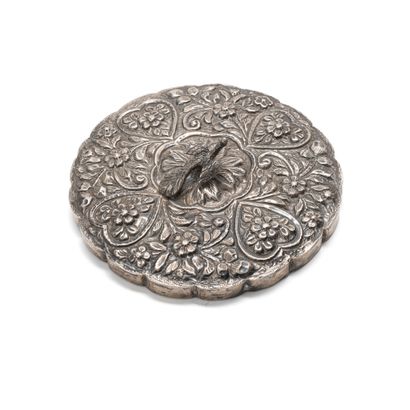 Petit miroir en argent repoussé 
Ottoman Empire, 19th century









A small silver...