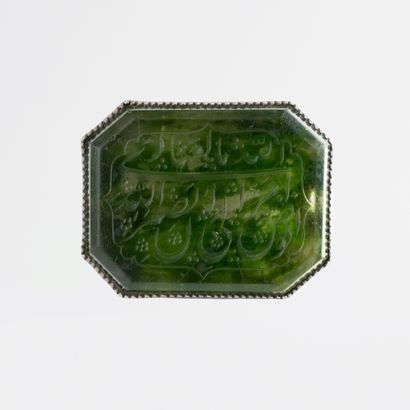 Intaille en verre vert gravée d'un verset coranique Iran, Qajar art, 18th-19th century



Of...
