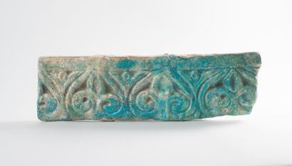 Rare frise aux fleurons 
Syria, Raqqa, Ayyubid art, 13th century









Long siliceous...