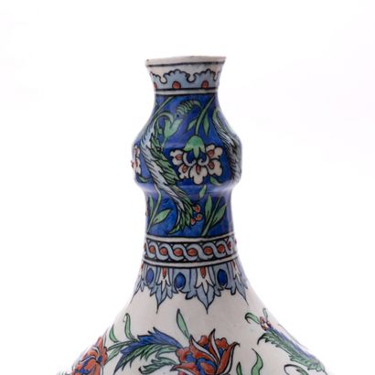 Grand vase bouteille Samson dans le style d'Iznik France, vers 1875



Vase à panse...