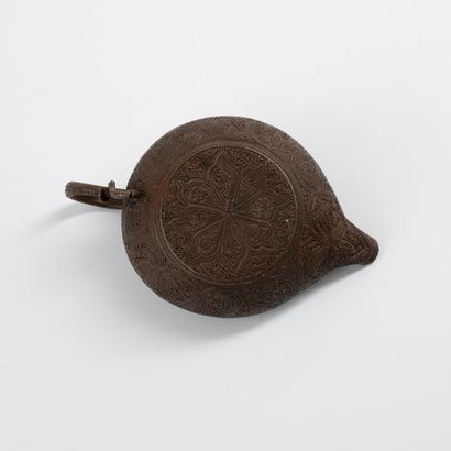 Lampe à huile Inde, XIXe siècle



En cuivre à décor gravé, munie d'une anse en forme...