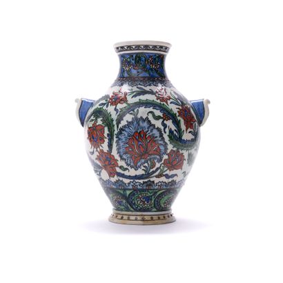Vase Samson dans le style d'Iznik France, fin du XIXe siècle



Vase à panse balustre...