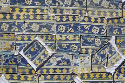 Ensemble de soixante-dix carreaux de tailles variables à glaçure bleue Safavid Iran,...
