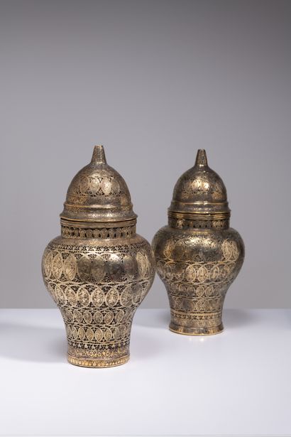 Paire de vases balustres et leurs couvercles associés en laiton ajouré Iran, début...