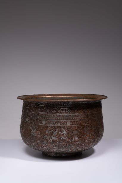 Large vasque (Badiye) campaniforme en cuivre étamé et gravé Iran, Qajar art, early...