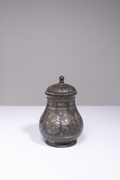 Pot et son couvercle associé en bidri Inde, Deccan, Bidar, art moghol, XVIIIe siècle

De...