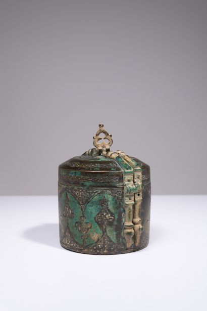 Boîte en bronze incrusté d'argent Anatolie de l'Est, Siirt ou Mossoul, XIIIe siècle

De...