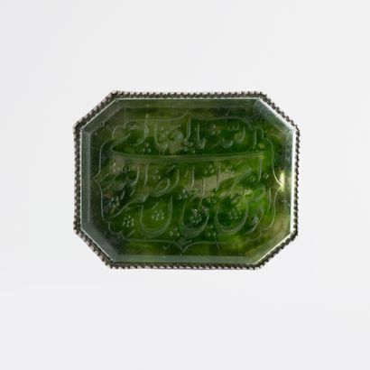 Intaille en verre vert gravée d'un verset coranique Iran, art qajar, XIXe siècle

Inscription...