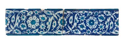 Deux carreaux de bordure bleu et blanc d'Iznik Turkey, Ottoman art, 17th century

Siliceous...