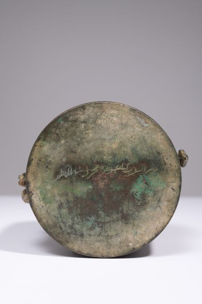 Boîte en bronze incrusté d'argent Eastern Anatolia, Siirt or Mosul, 13th century

Cylindrical...