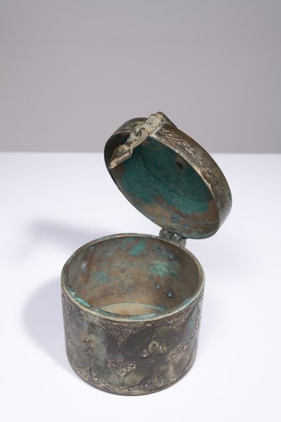 Boîte en bronze incrusté d'argent Eastern Anatolia, Siirt or Mosul, 13th century

Cylindrical...
