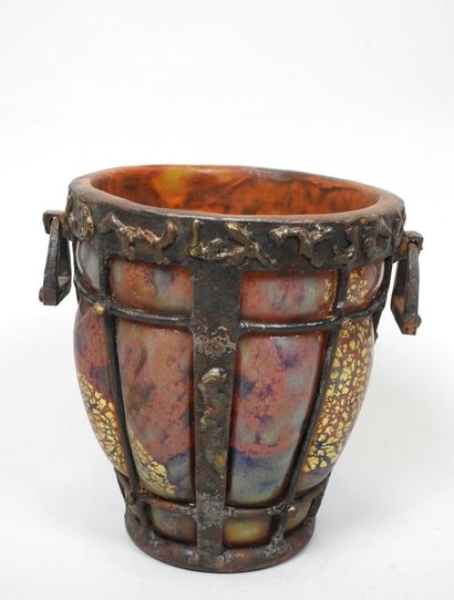  Louis MAJORELLE (1859-1926) et DAUM.
Vase en verre coloré, soufflé et moulé à décor... Gazette Drouot