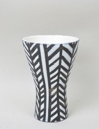  Roger CAPRON (1922-2006) à VALLAURIS.
Vase diabolo en céramique à décor de chevrons... Gazette Drouot