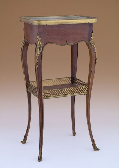  TABLE DE SALON par Henry DASSON
Style Louis XV
en placage de bois de rose ouvrant... Gazette Drouot