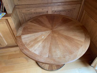 null Round pedestal table in palm tree veneer inlaid with rays resting on five legs...