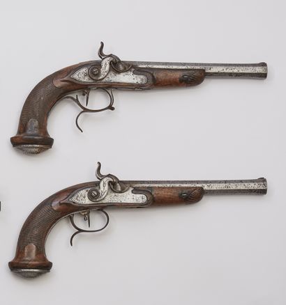 null Paire de pistolets à platine gravée 


XIXe siècle 


Long. 35 cm