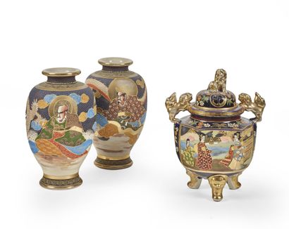 null JAPAN 


Set of two vases and a covered vase decorated with characters in reserves...
